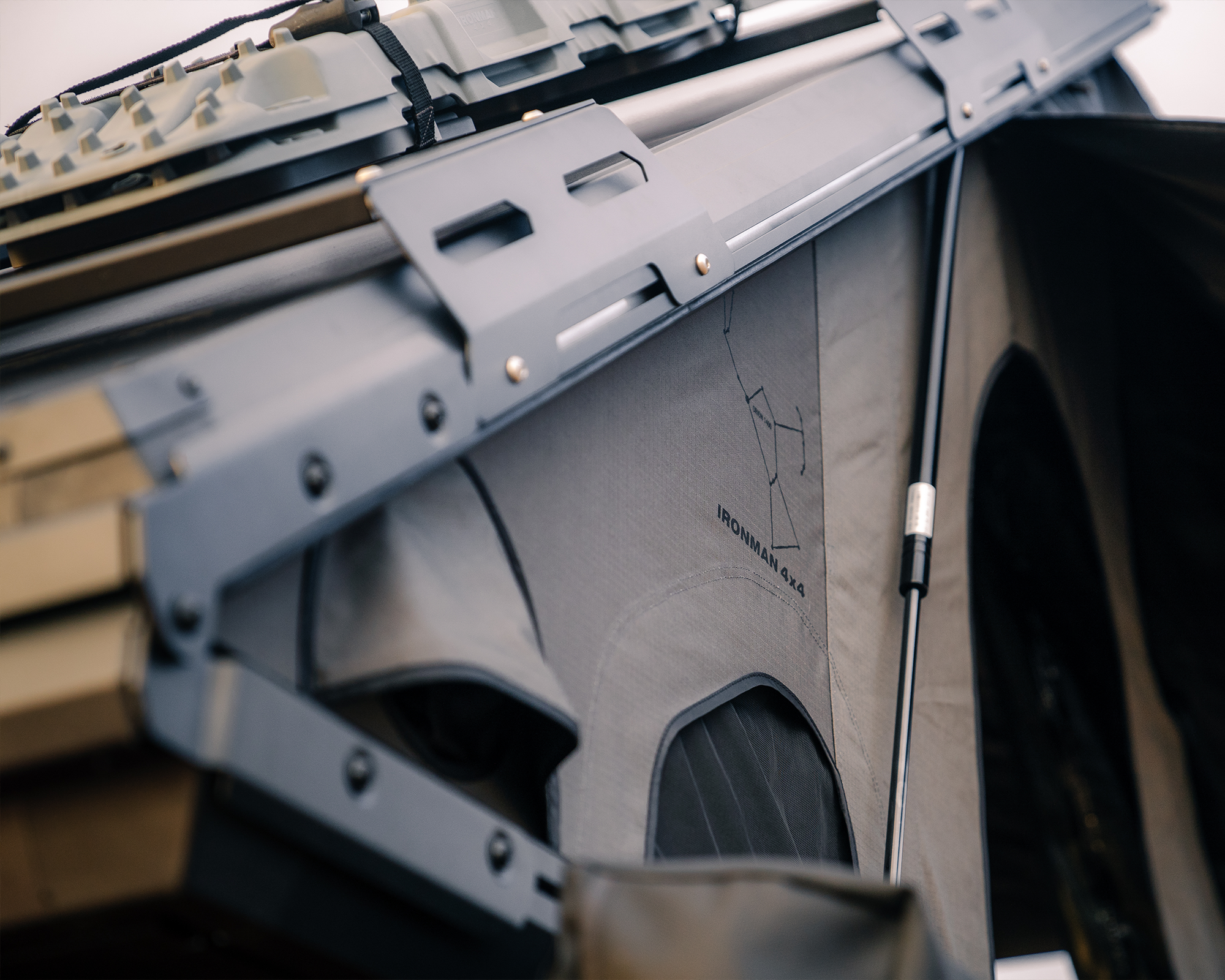 Orion_1400_Aluminium_Hard_Shell_Rooftop_Tent_-_Mounting_Plate_Close-Up