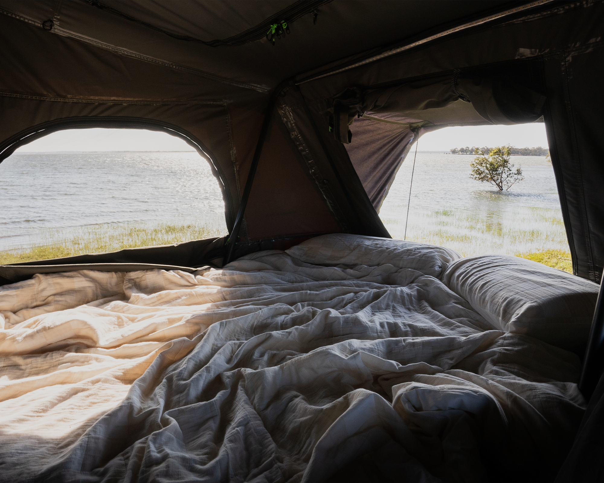 Ursa_1300_Hard_Shell_Rooftop_Tent_-_Big_Bed_-_IRONMAN_4X4